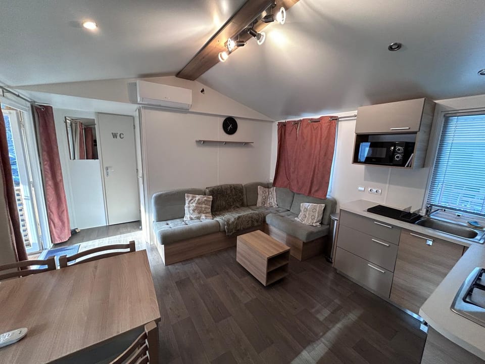 Mobil Home 2 chambres, 4 à 6 personnes, Vias Plage, Camping La Carabasse - 4 étoiles Campground/ 
RV Resort in Vias