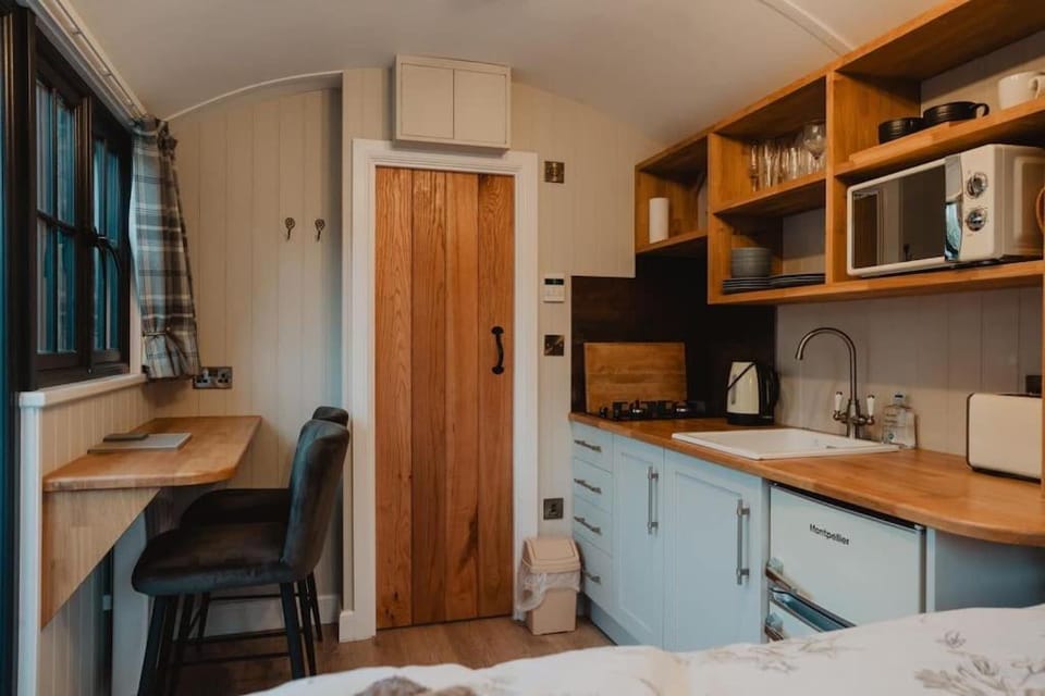 Coffee/tea facilities, Kitchen or kitchenette, stove