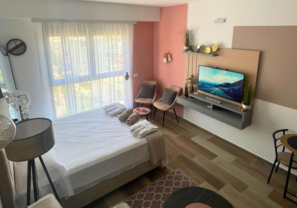 Bed, TV and multimedia, Photo of the whole room, Bedroom, Street view