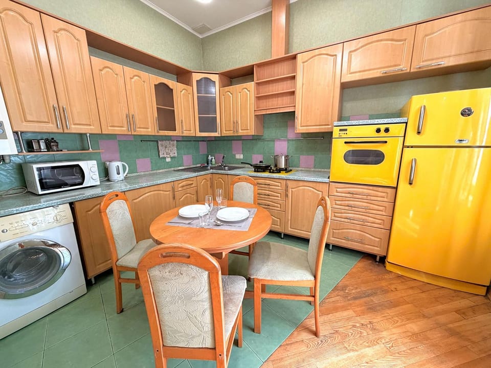 Coffee/tea facilities, Kitchen or kitchenette, Dining area, oven, pet friendly, stove, toaster, washing machine, dryer