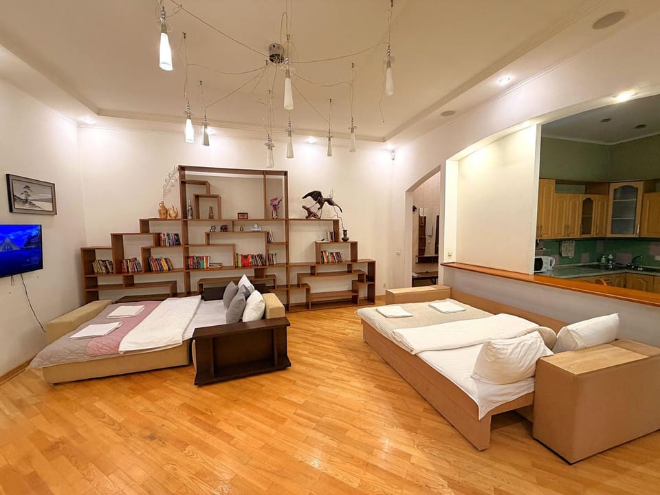 Bed, TV and multimedia, Living room, Photo of the whole room, Seating area, Bedroom, towels