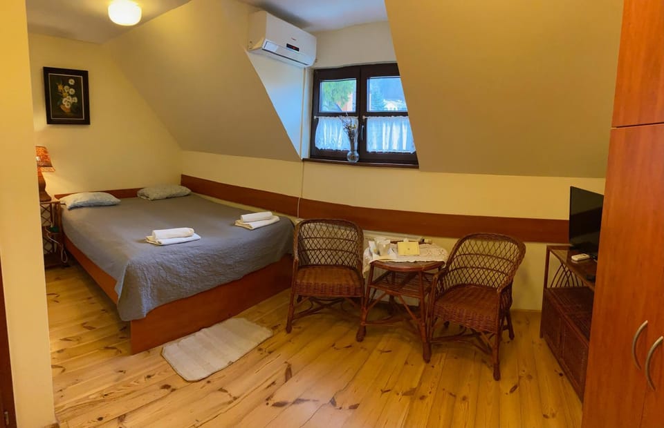 Bed, Photo of the whole room, Seating area