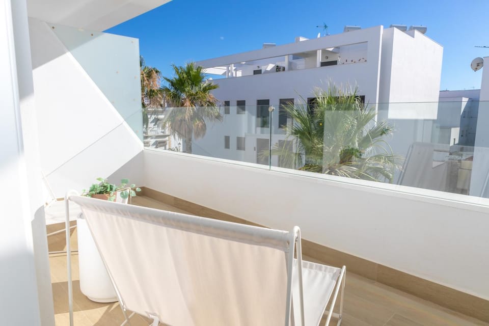 Terrace Oasis: Sun & Sea Breeze Apartment in Barbate