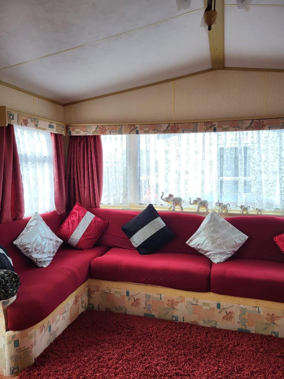 Bed, Living room, Photo of the whole room, Seating area