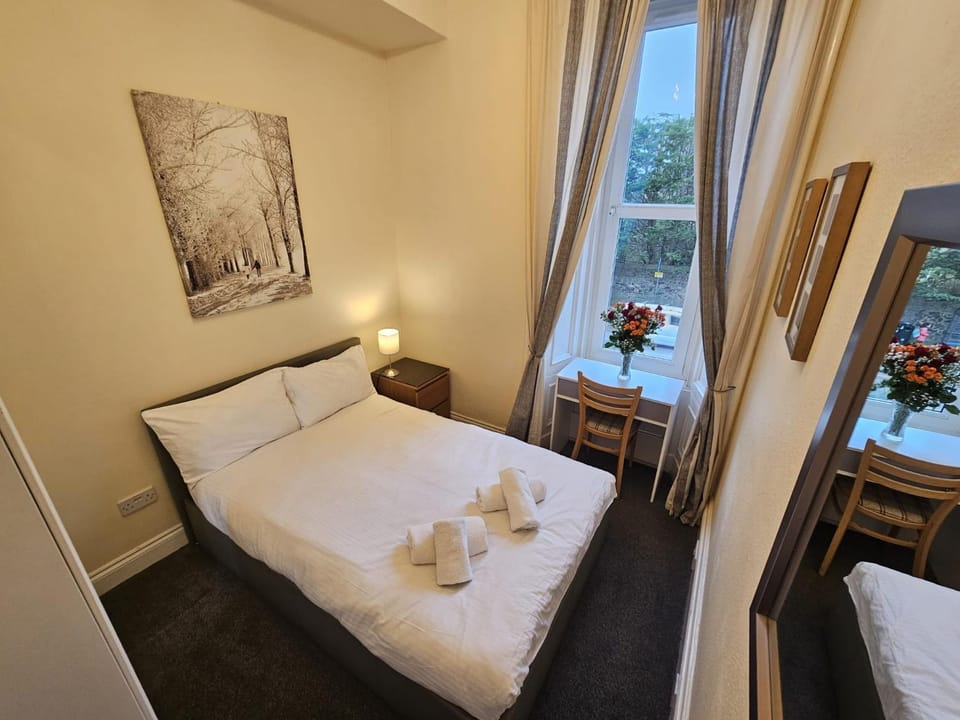 Lovely apt sleeps 8 close to ctr Apartment in Edinburgh