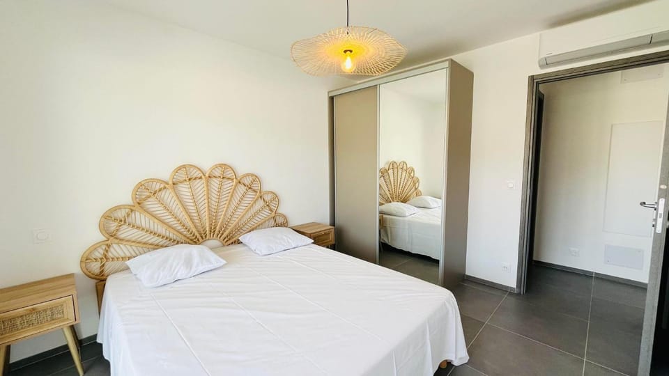 Photo of the whole room, Bedroom