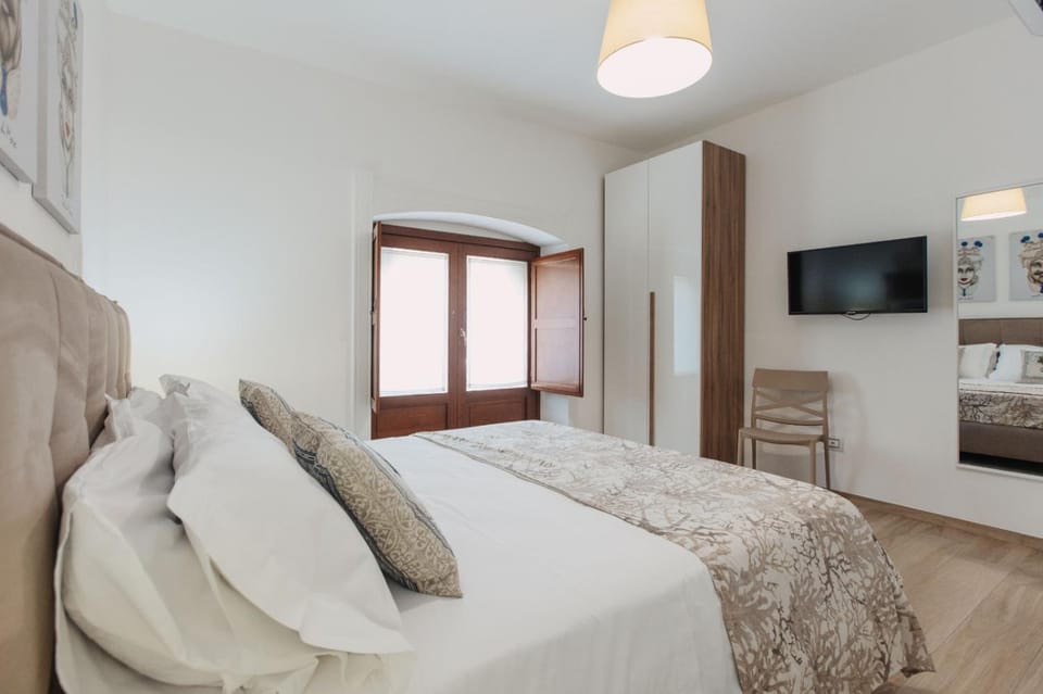 Bed, TV and multimedia, Photo of the whole room, Bedroom