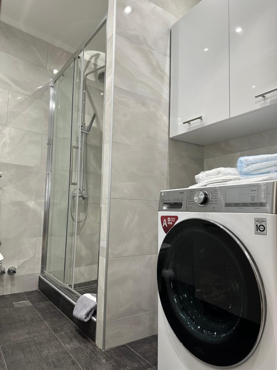 Shower, Bathroom, towels, washing machine