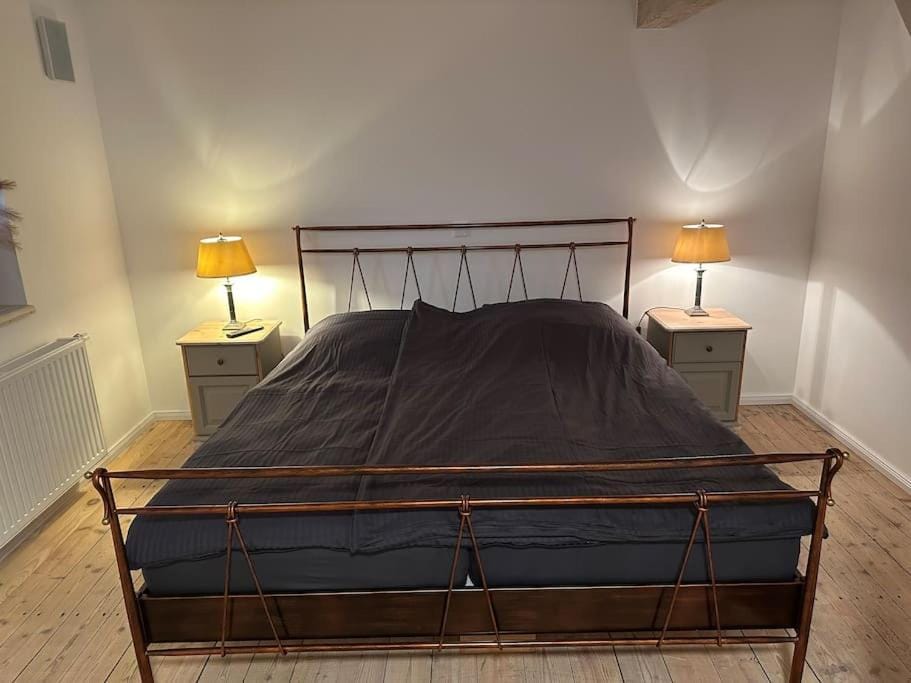Maurine im alten Speicher Apartment in Lubeck