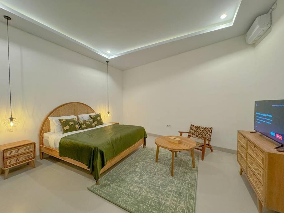 Bed, TV and multimedia, Photo of the whole room, Bedroom