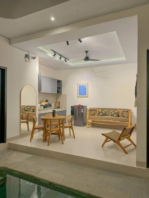 Kitchen or kitchenette, Living room, Seating area, Dining area