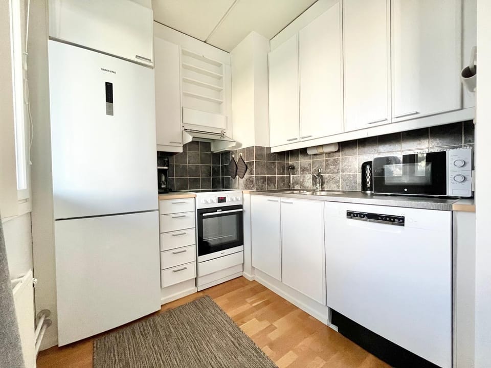 Kitchen or kitchenette, dishwasher, oven