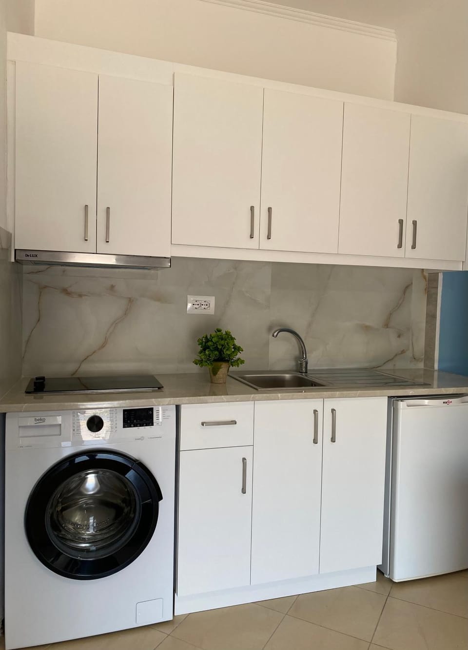 Kitchen or kitchenette, stove, washing machine