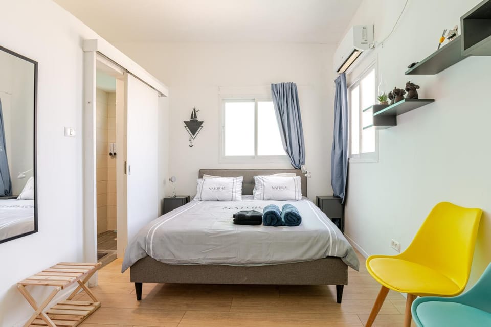 Bed, TV and multimedia, Living room, Photo of the whole room, Bedroom, towels, wardrobe, air conditioner