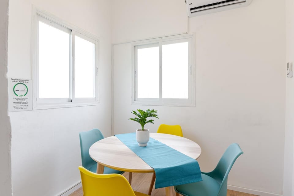 Coffee/tea facilities, Seating area, Dining area, air conditioner