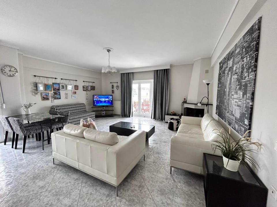 TV and multimedia, Living room, Seating area, Dining area