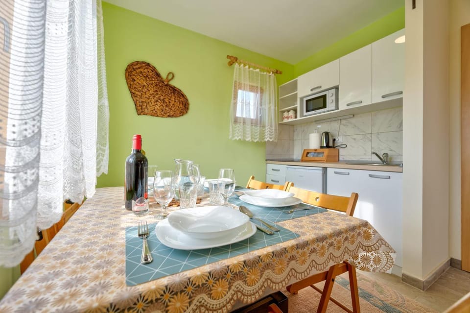 Kitchen or kitchenette, Food and drinks, Dining area, Food, stove