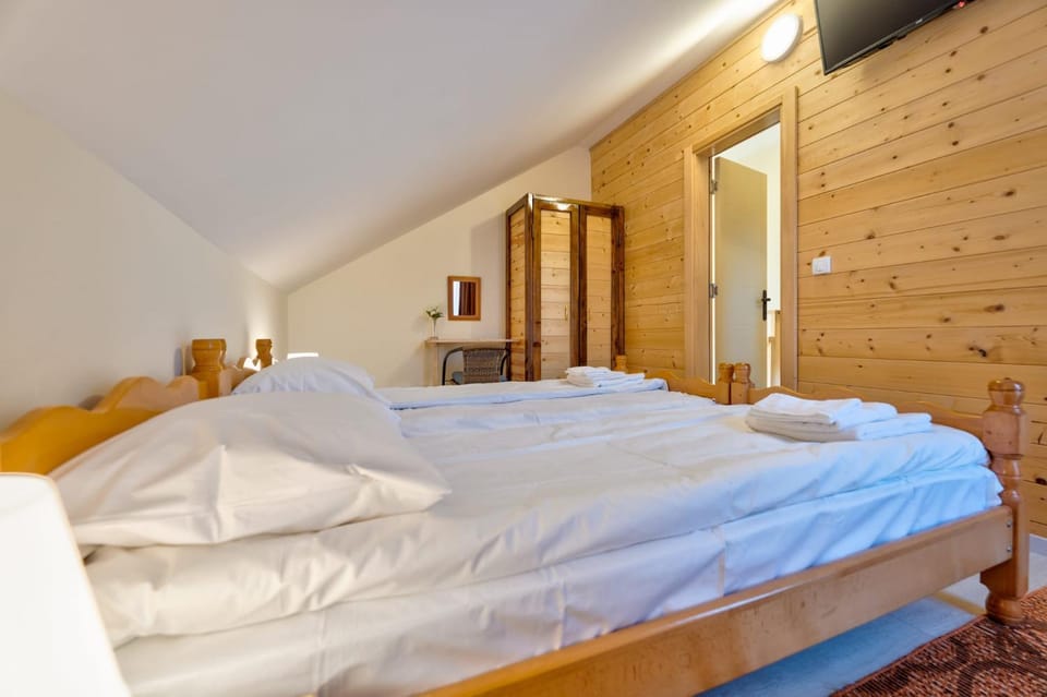 Bed, TV and multimedia, Photo of the whole room, Bedroom, wardrobe