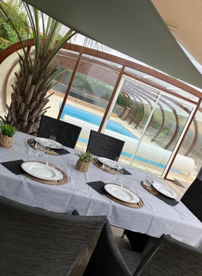 Dining area, Pool view, Swimming pool