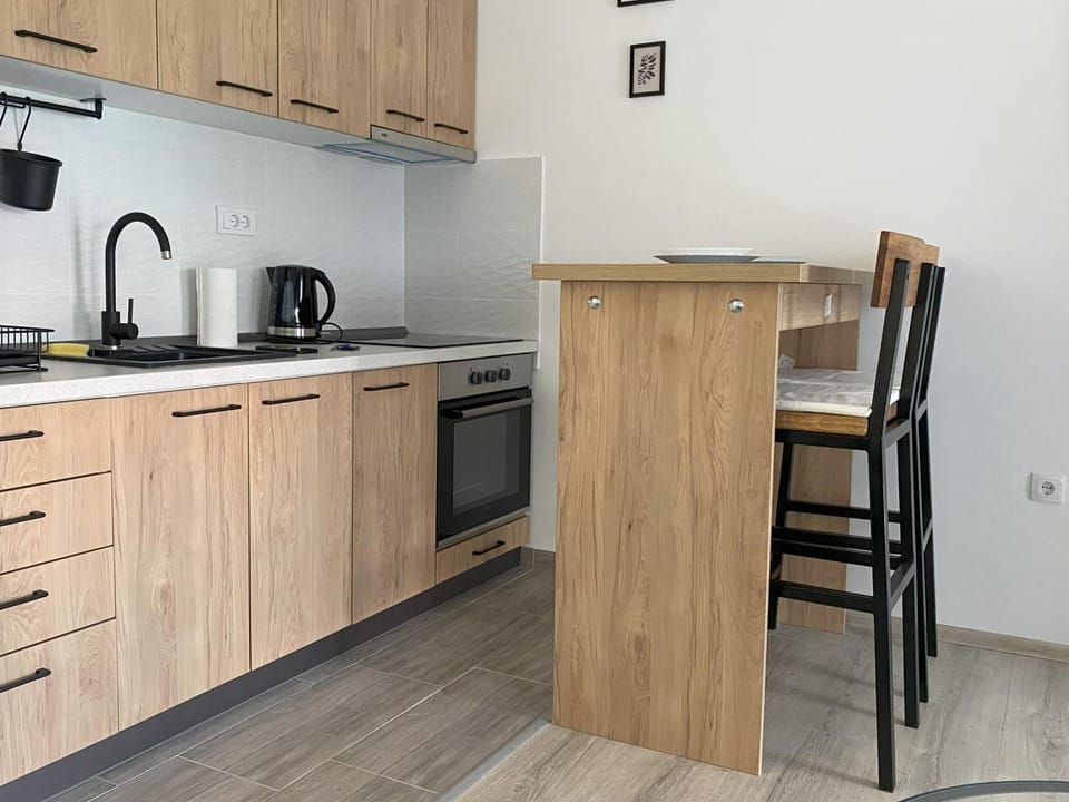 Coffee/tea facilities, Kitchen or kitchenette, Dining area, oven, stove