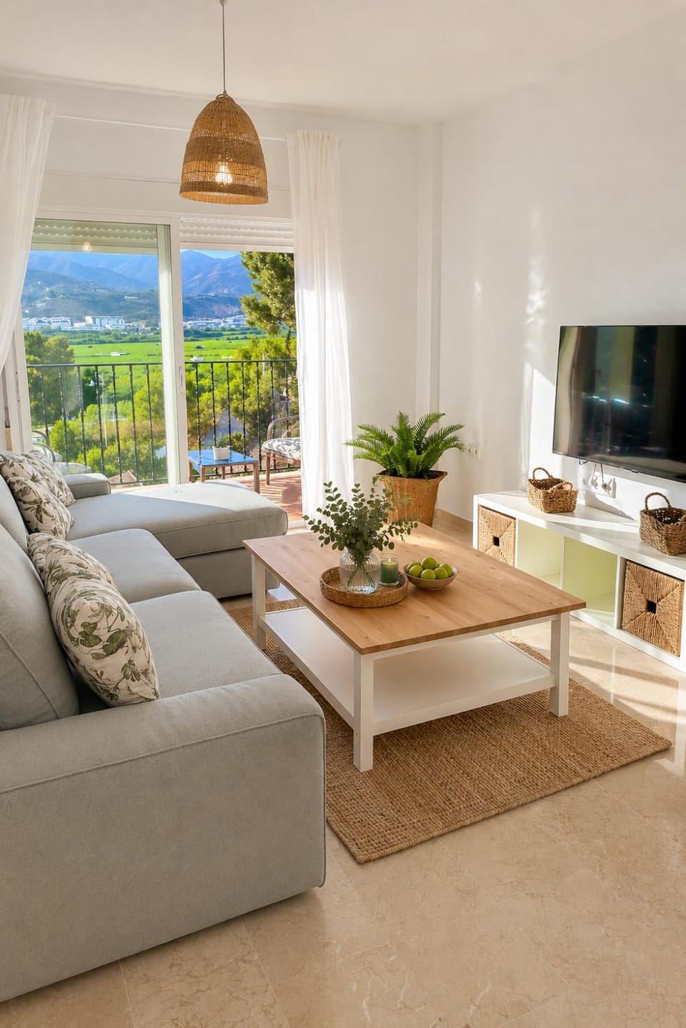 TV and multimedia, Living room, Lounge or bar, Seating area, Dining area