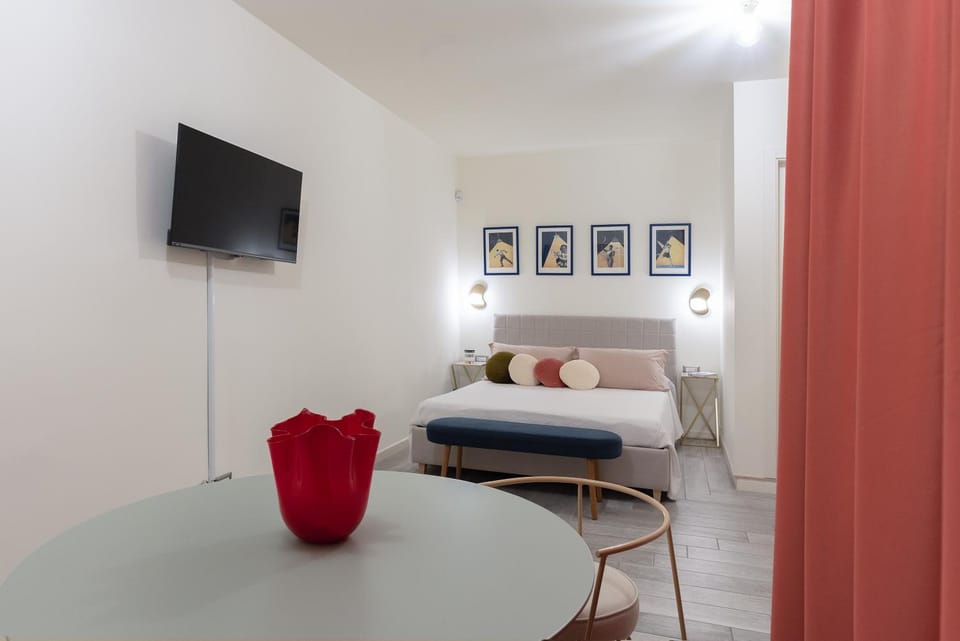 Bed, TV and multimedia, Seating area, Dining area