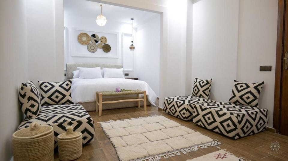 Bed, Photo of the whole room, Seating area, Bedroom
