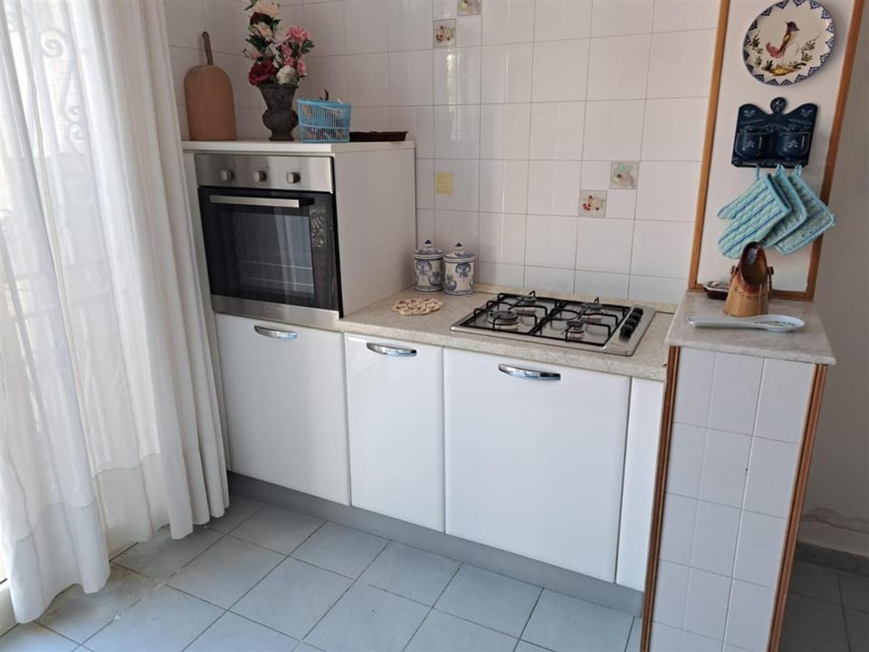 Kitchen or kitchenette, oven, stove