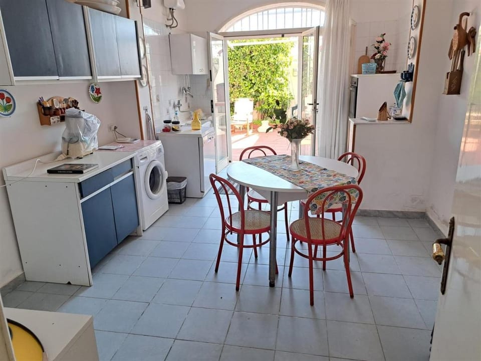 Kitchen or kitchenette, Dining area, washing machine