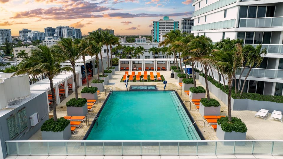 City view, Pool view, Swimming pool, Swimming pool, sunbed