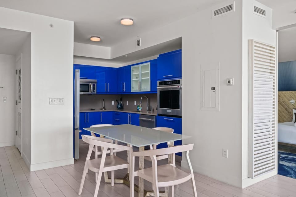 Kitchen or kitchenette, Dining area, oven