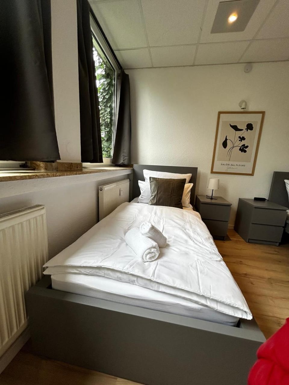 Photo of the whole room, Bedroom