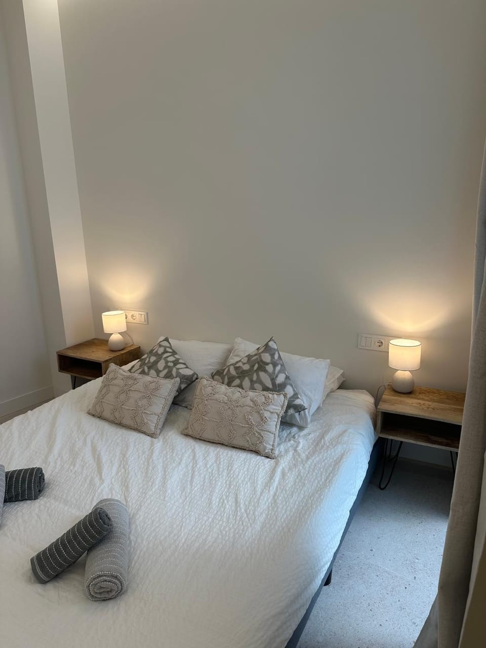Bed, Bedroom, towels