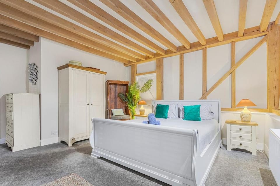 Dairy Cottage with hot tub & pizza oven House in East Grinstead