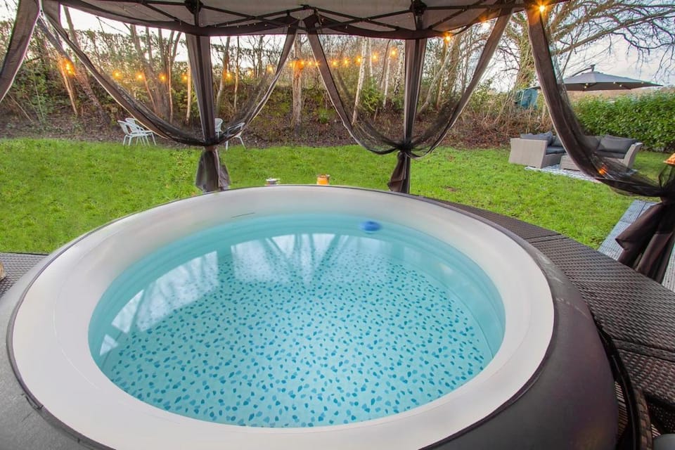 Dairy Cottage with hot tub & pizza oven House in East Grinstead