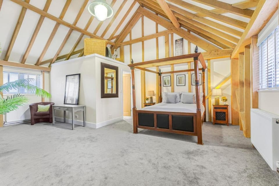 Dairy Cottage with hot tub & pizza oven House in East Grinstead