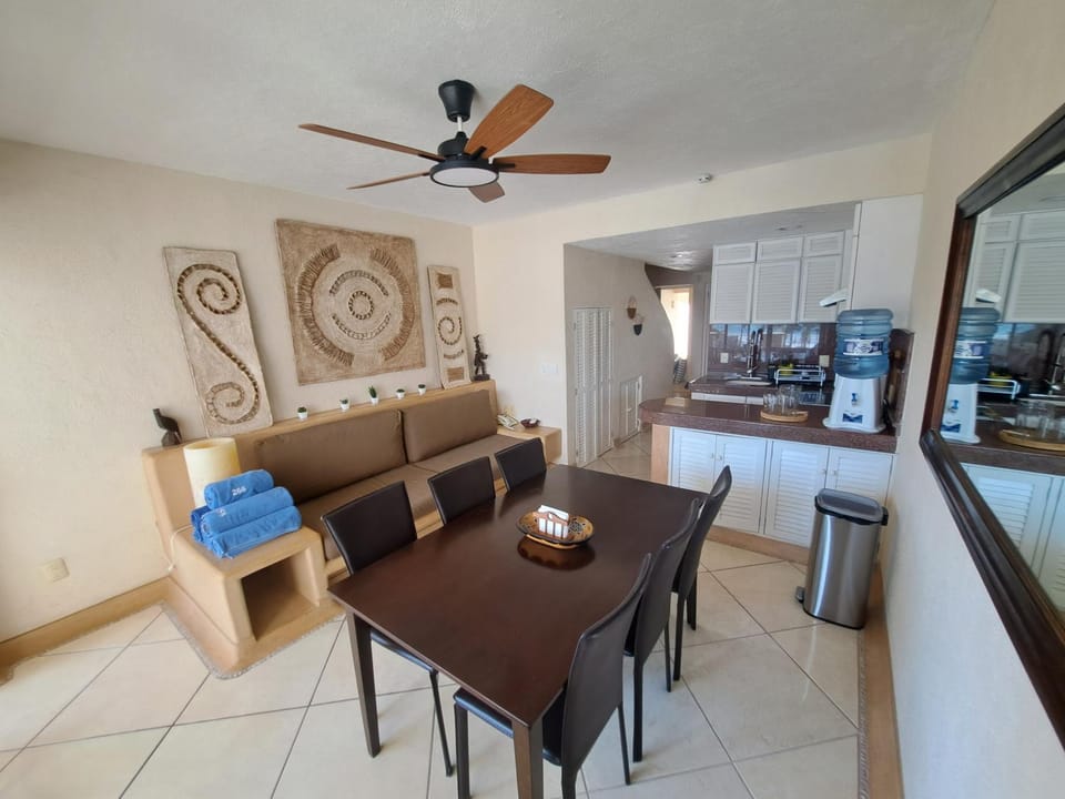 Kitchen or kitchenette, Living room, Seating area, Dining area, air conditioner