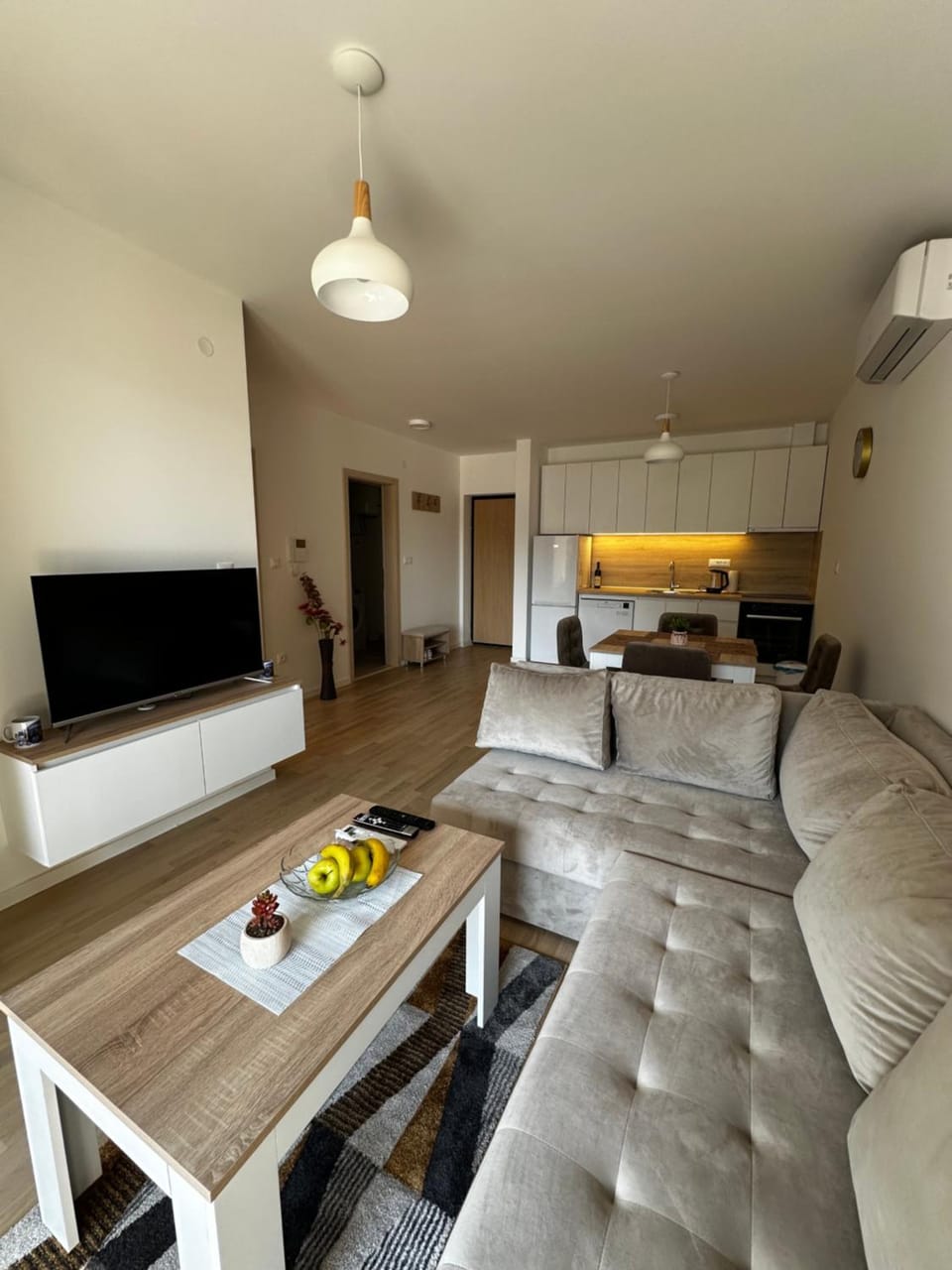 Kitchen or kitchenette, Living room, Food and drinks, Dining area