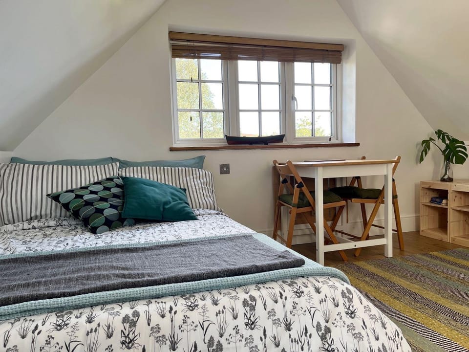 Bed, Dining area, Bedroom