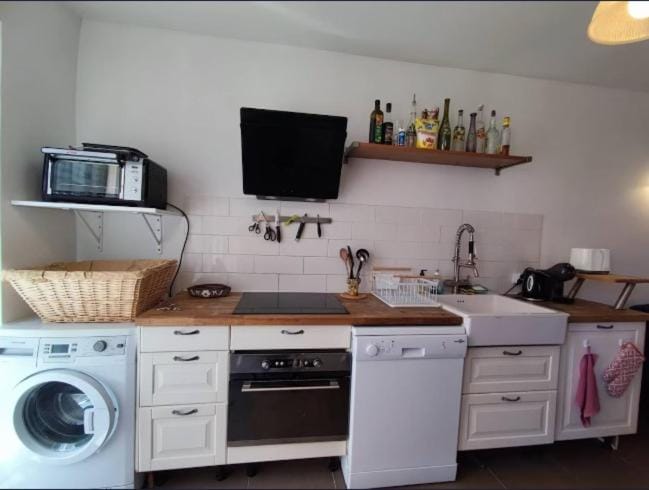 Kitchen or kitchenette