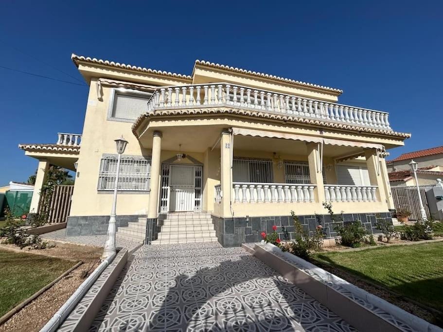 Villa con Piscina Privada en Torrevieja Villa in Torrevieja
