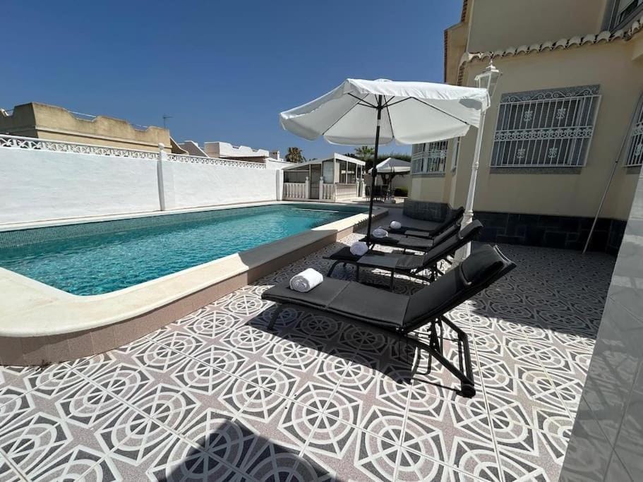 Villa con Piscina Privada en Torrevieja Villa in Torrevieja