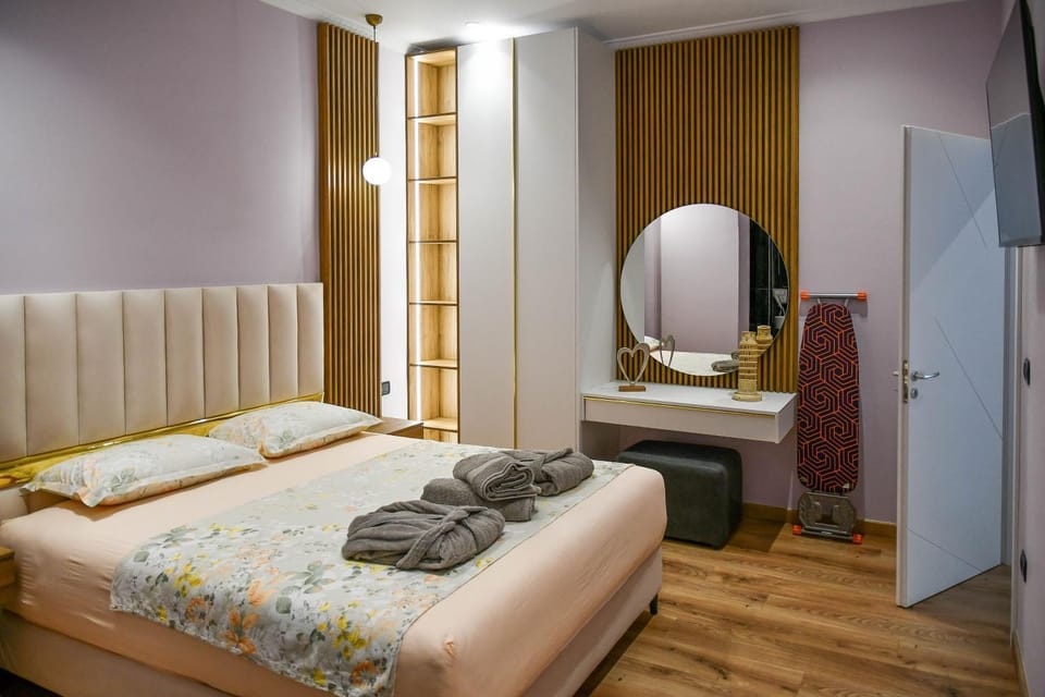 Bed, Bedroom, towels