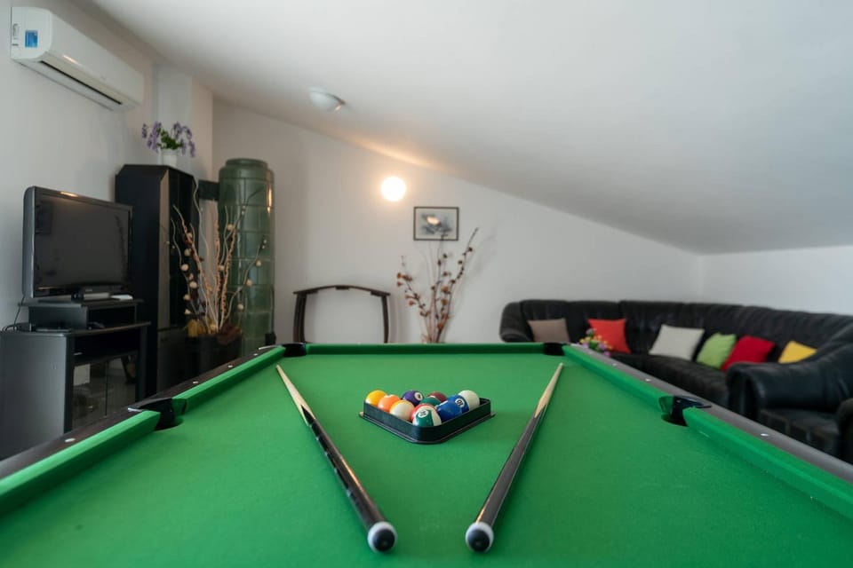 Billiard, Game Room, TV and multimedia, Living room, Seating area