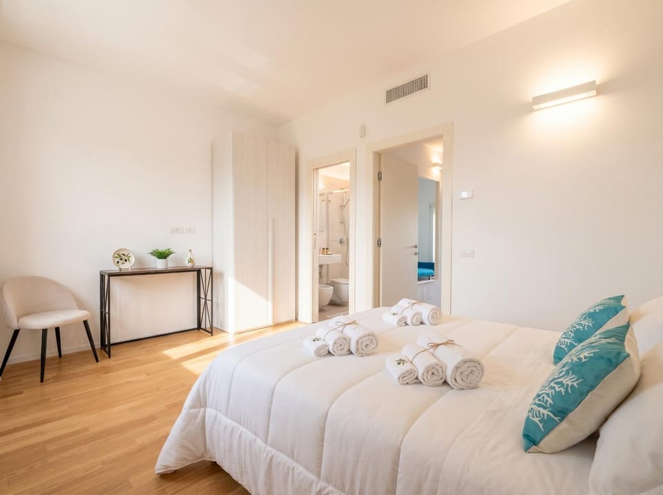 Maison Blaesia - Beachfront Modern Sea Loft Apartment in Bari