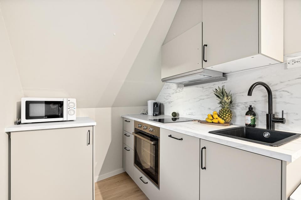 Coffee/tea facilities, Kitchen or kitchenette, dishwasher, oven, stove