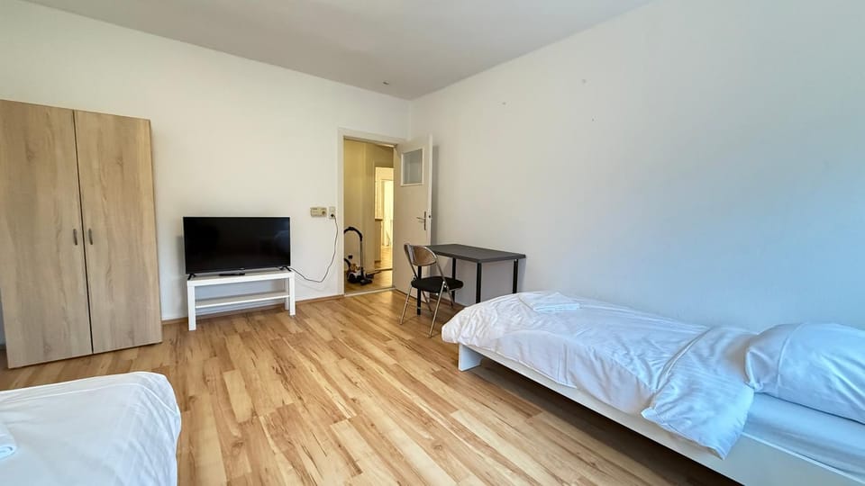 Bed, TV and multimedia, Photo of the whole room, Evening entertainment, Bedroom, wardrobe