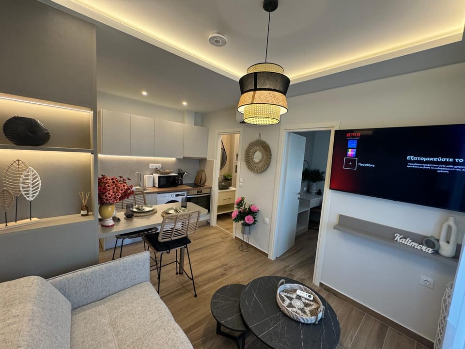 Coffee/tea facilities, Kitchen or kitchenette, Dining area, minibar