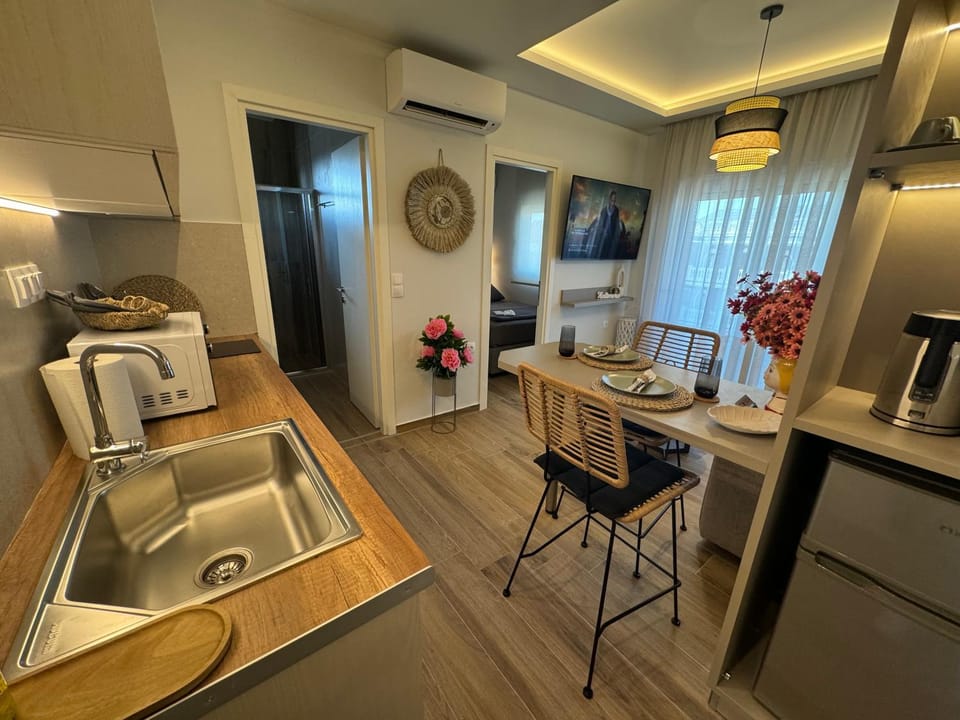 Coffee/tea facilities, Kitchen or kitchenette, Dining area, minibar