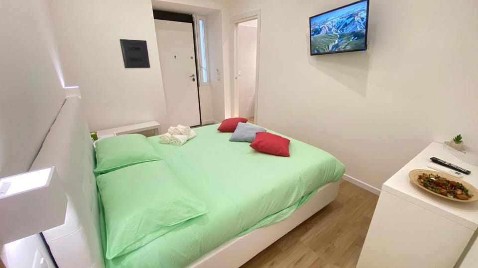 Bed, TV and multimedia, Photo of the whole room, Bedroom, towels
